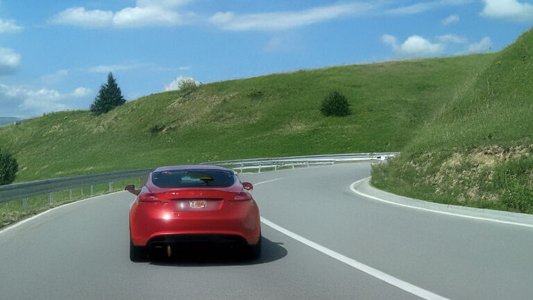 Hill Driving Tips in Hindi: पहाड़ी सड़कों पर सुरक्षित ड्राइविंग के जरूरी टिप्स