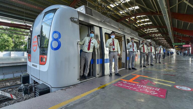 Delhi Metro Emergency: क्या करें और क्या नहीं, जानें Safety Rules और Metro Helpline Number