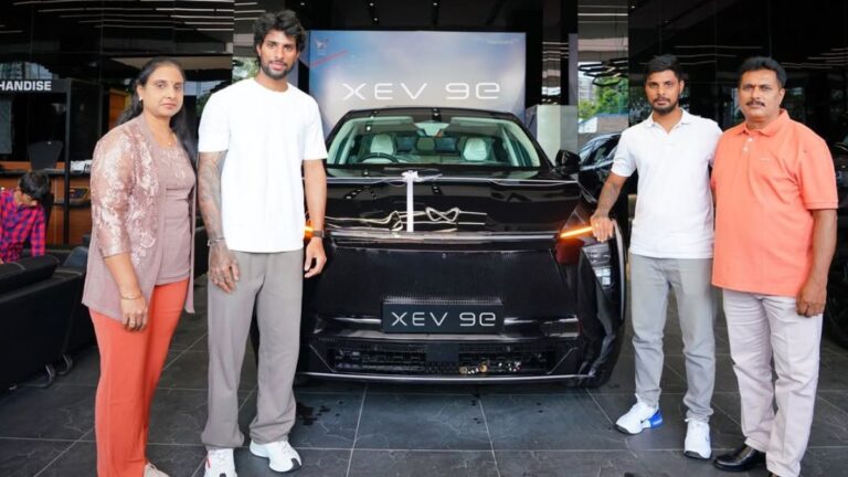 Indian Cricketer Tilak Varma ने IND VS PAK Asia Cup 2025 के बाद अपने पिता को गिफ्ट की Mahindra XEV 9e Electric Car