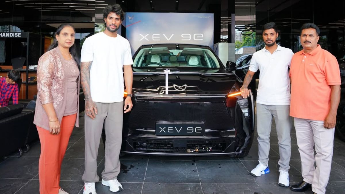 Indian Cricketer Tilak Varma ने IND VS PAK Asia Cup 2025 के बाद अपने पिता को गिफ्ट की Mahindra XEV 9e Electric Car