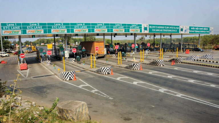 Multi-Lane Free Flow System से वसूल जाएंगे Toll Tax, अब टोल प्लाजा पर नहीं दिखेंगे बैरियर; जानें क्या है सरकार का नया प्लान