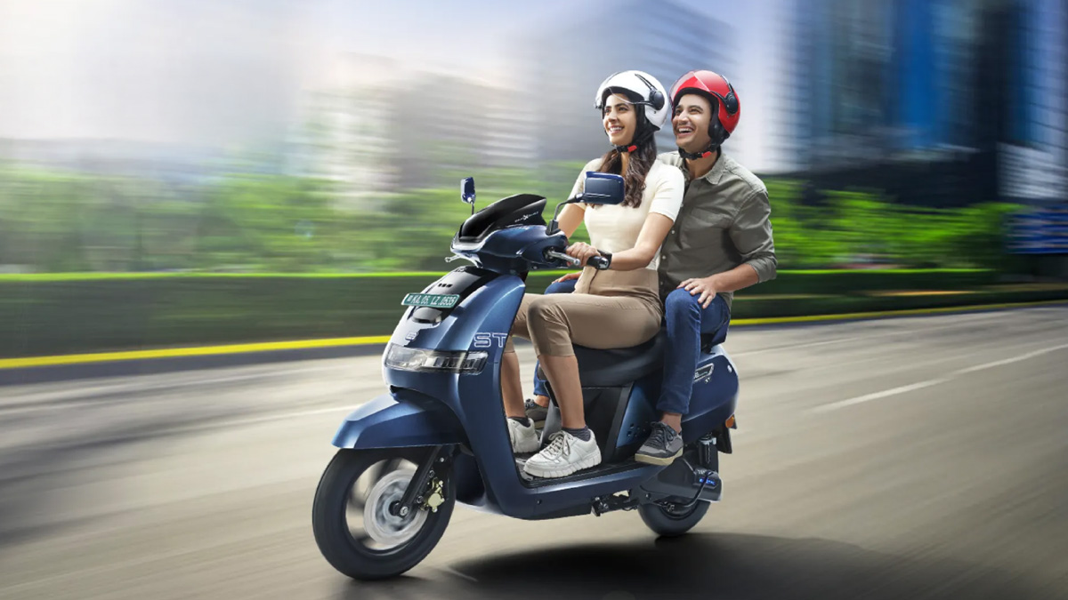 TVS iQube Best Selling Scooter का Price, Range और july Sales Growth के बारे में जानिए