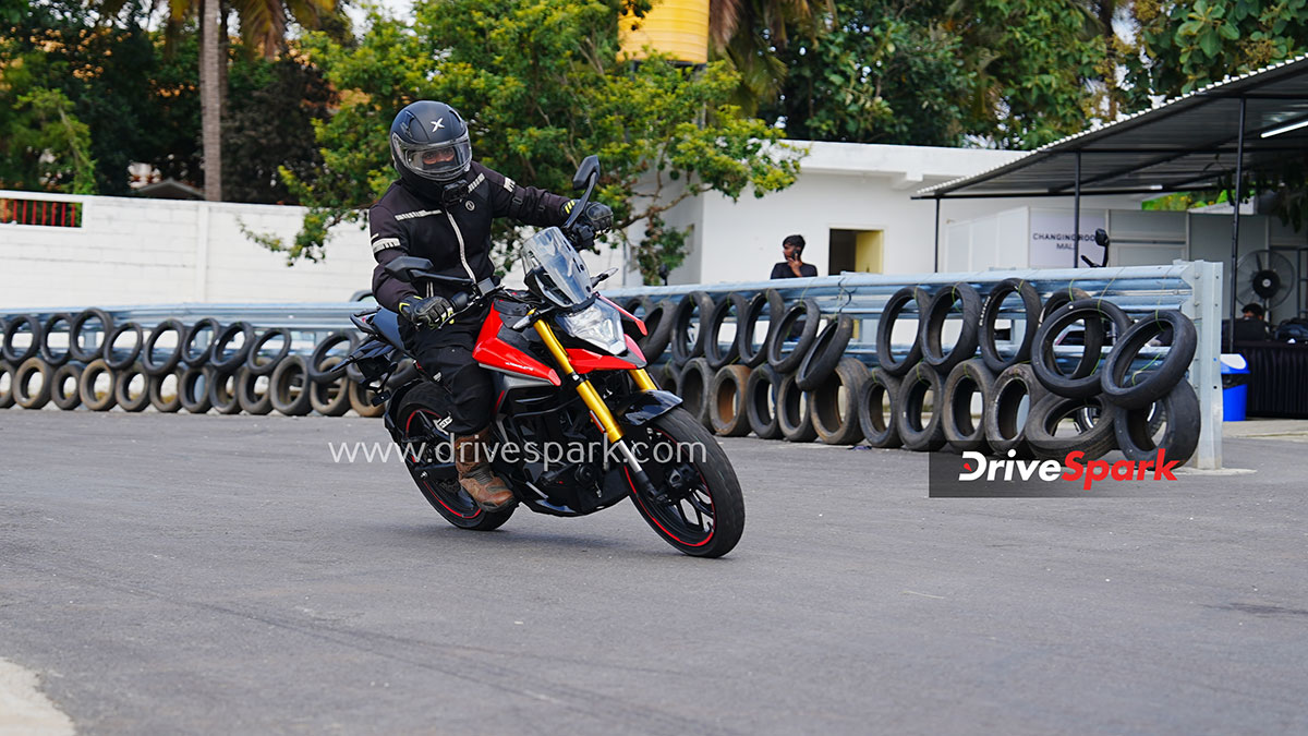 Ultraviolette X47 Review: राइडिंग एक्सपीरियंस, परफॉर्मेंस, फीचर्स और कीमत, 323 KM रेंज वाली इलेक्ट्रिक बाइक