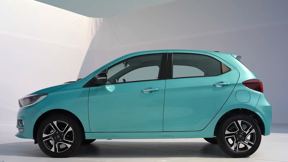 Tata Tiago September 2025 Sales में 97% की जबरदस्त बढ़त | जानें Price, Mileage, Features & Safety Details