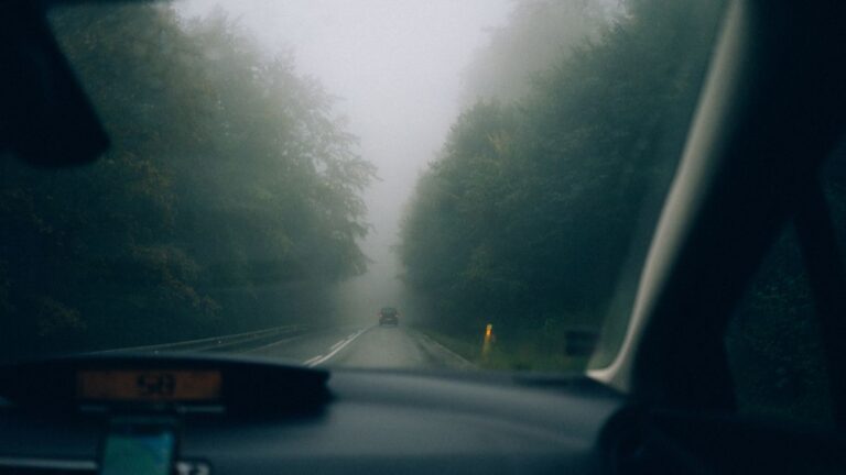 Car Windshield Fog Removal: Top 5 Easy Tips for Winter, सर्दियों में ऐसे हटाएं विंडशील्ड से धुंध