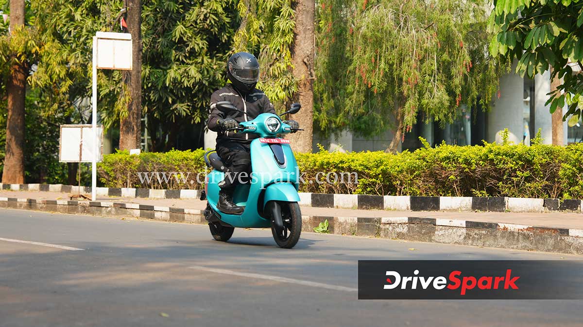 Bajaj Chetak C25 Review in Hindi: Range, Price, Battery, Features & Riding Experience